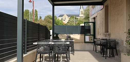 Une terrasse dans le prolongement de notre espace bar