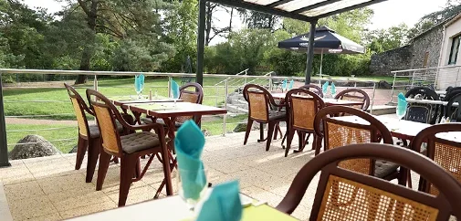 Une terrasse spacieuse pour vos repas